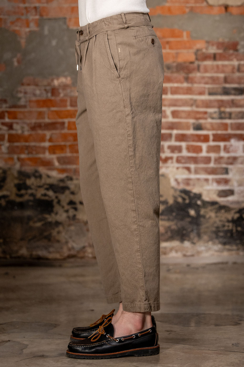 Seuvas Canvas Tapered 2-Tuck Pants (Regular) - Coffee