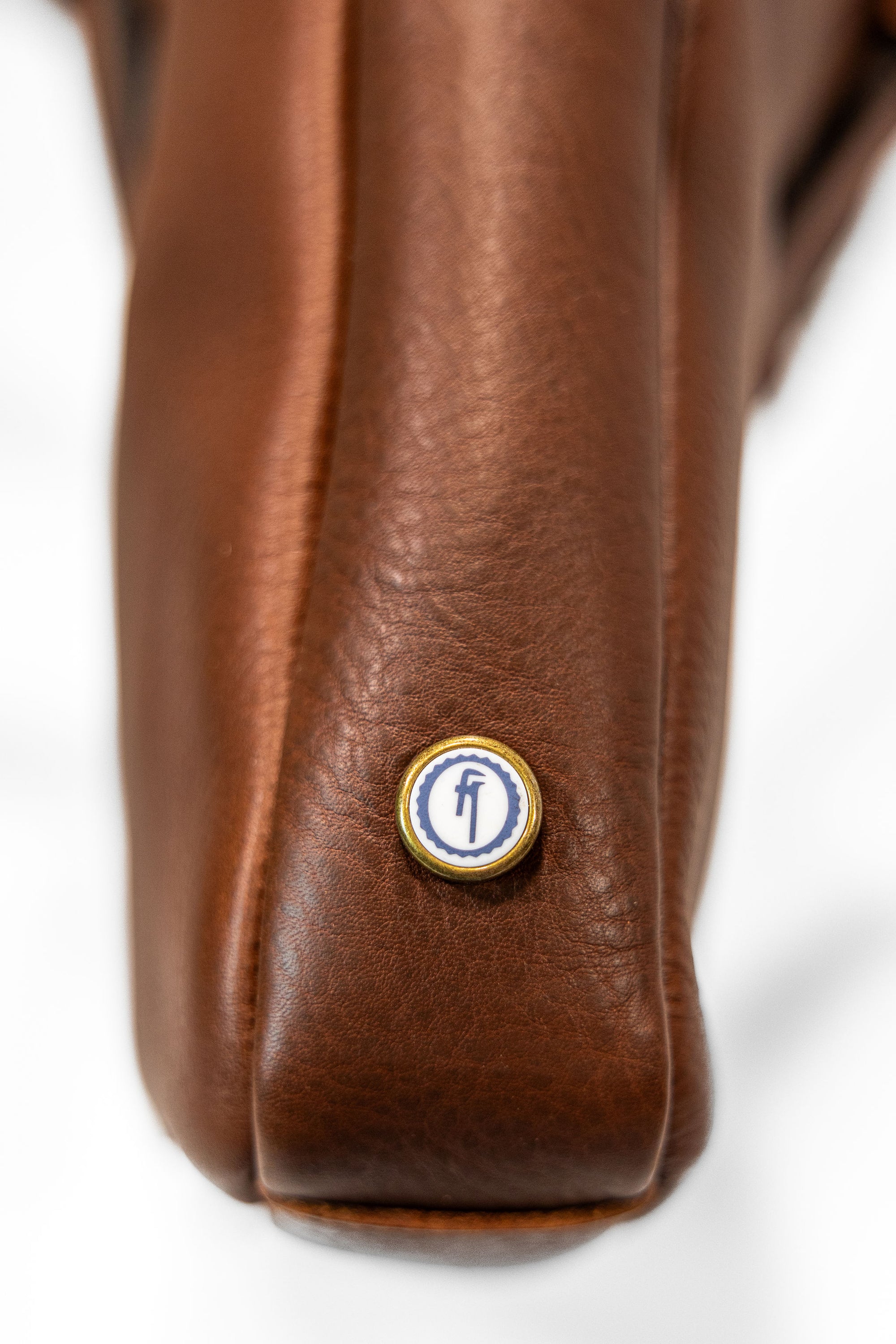Bleu de Chauffe Folder Business Bag - Amber Brown. detail shot of side emblem 