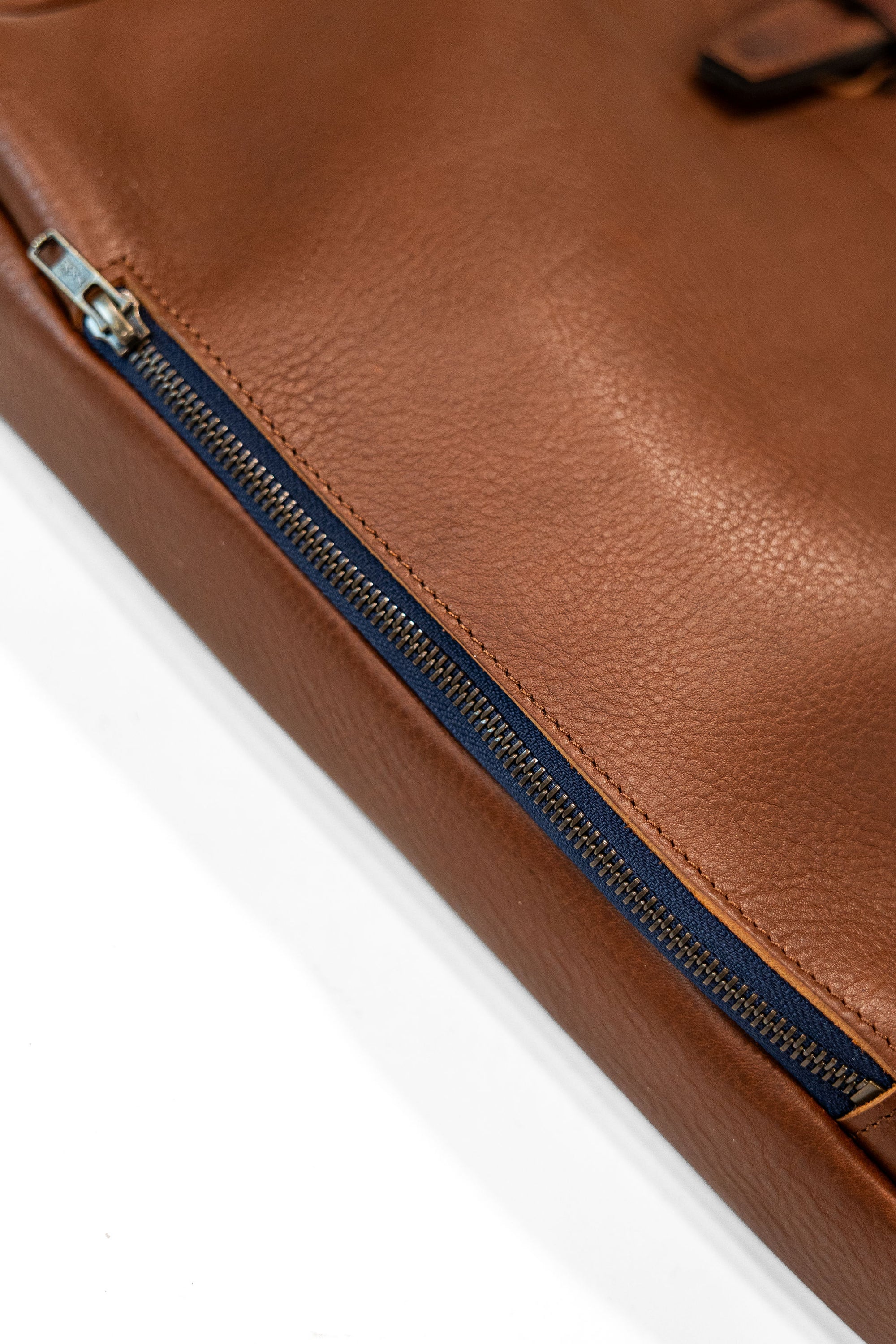Bleu de Chauffe Folder Business Bag - Amber Brown. close up of zipper on bottom of bag