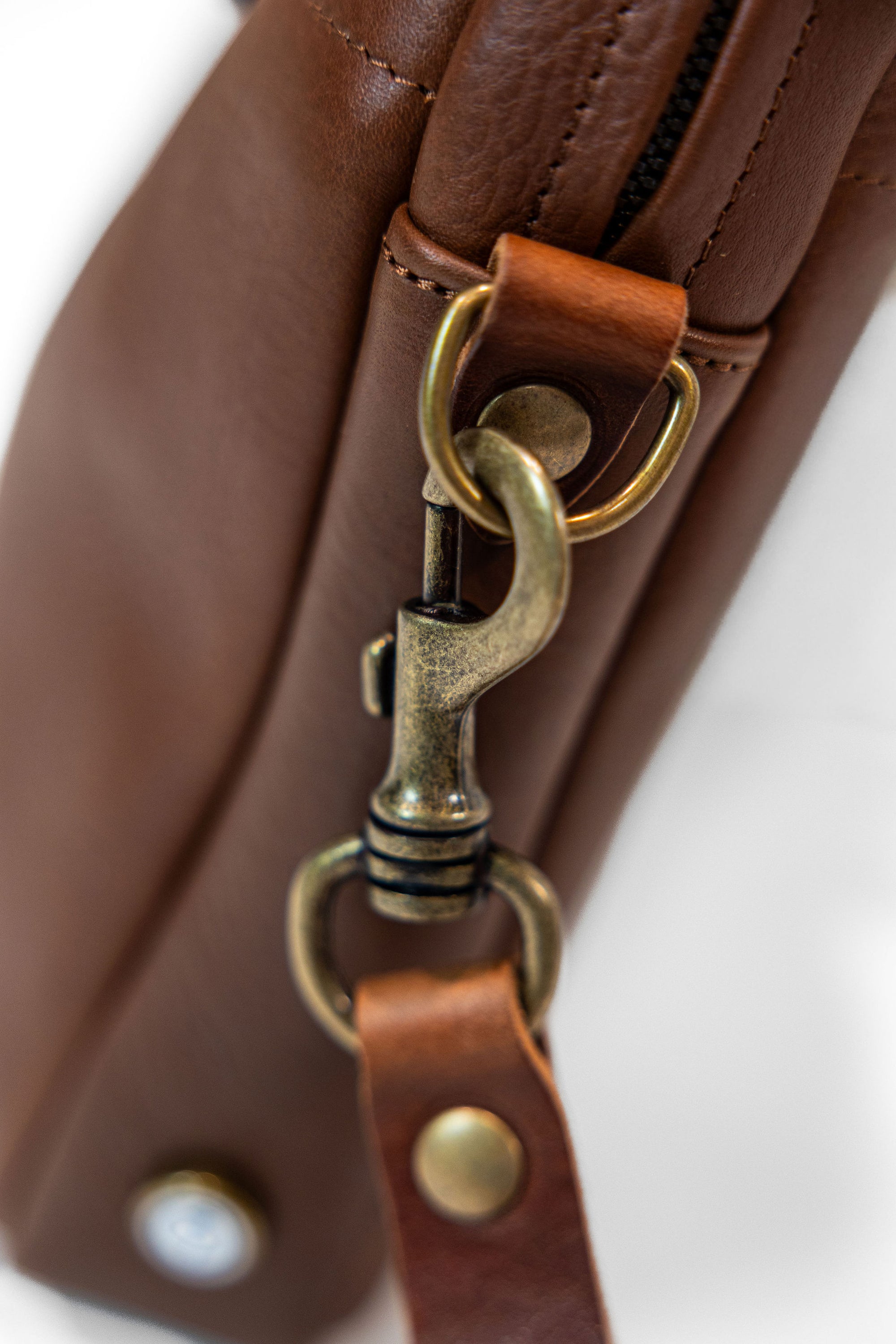 Bleu de Chauffe Folder Business Bag - Amber Brown. detail shot of side clasp