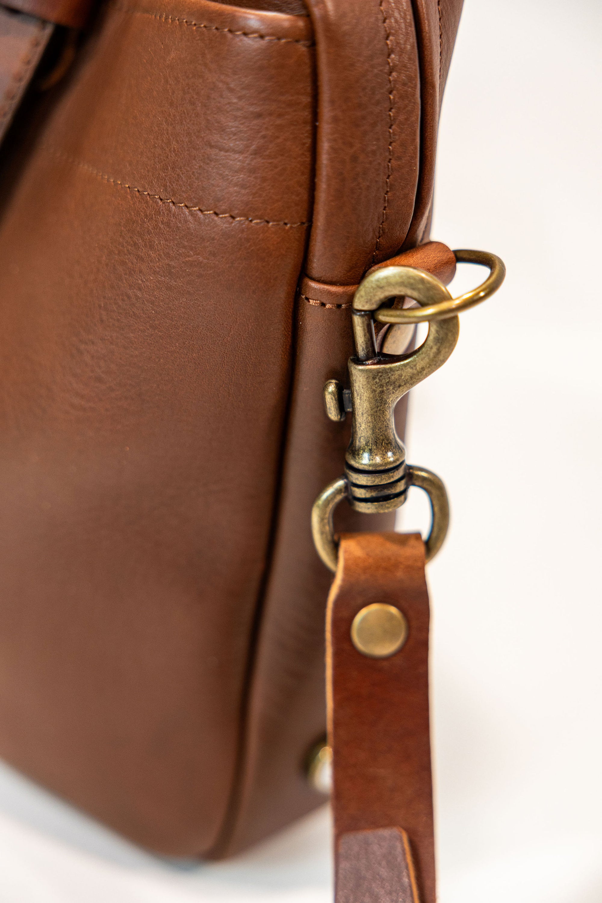 Bleu de Chauffe Folder Business Bag - Amber Brown. detail shot of side clasp