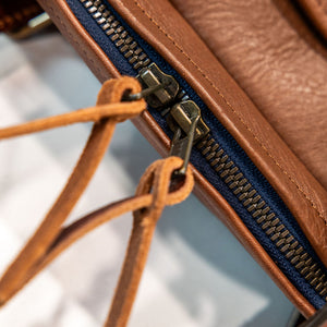 Bleu de Chauffe Folder Business Bag - Amber Brown. detail shot of bag zipper