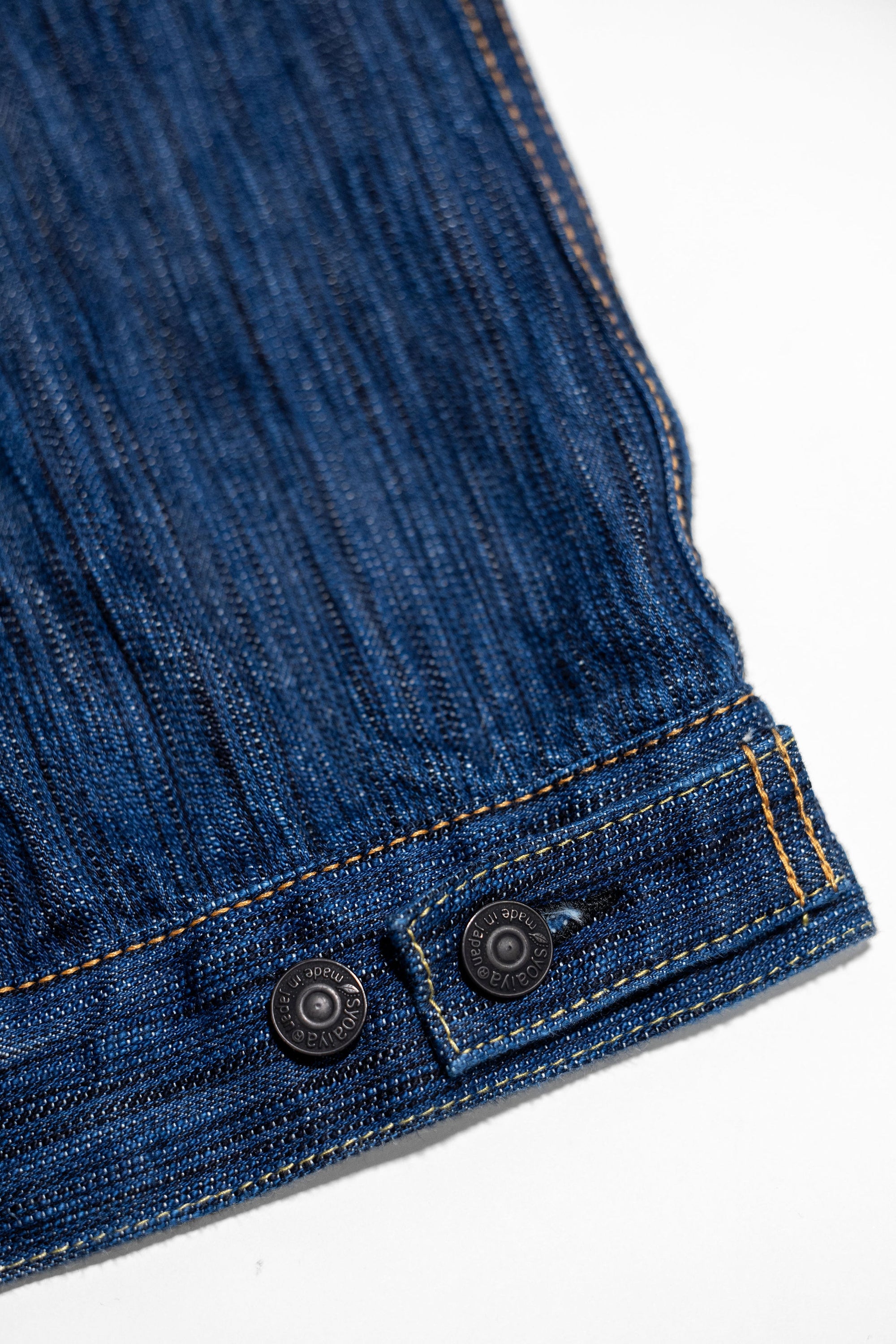 Pure Blue Japan 6225-L Waterfall Denim Type 2 Jacket - Light Indigo. close up of back button detail