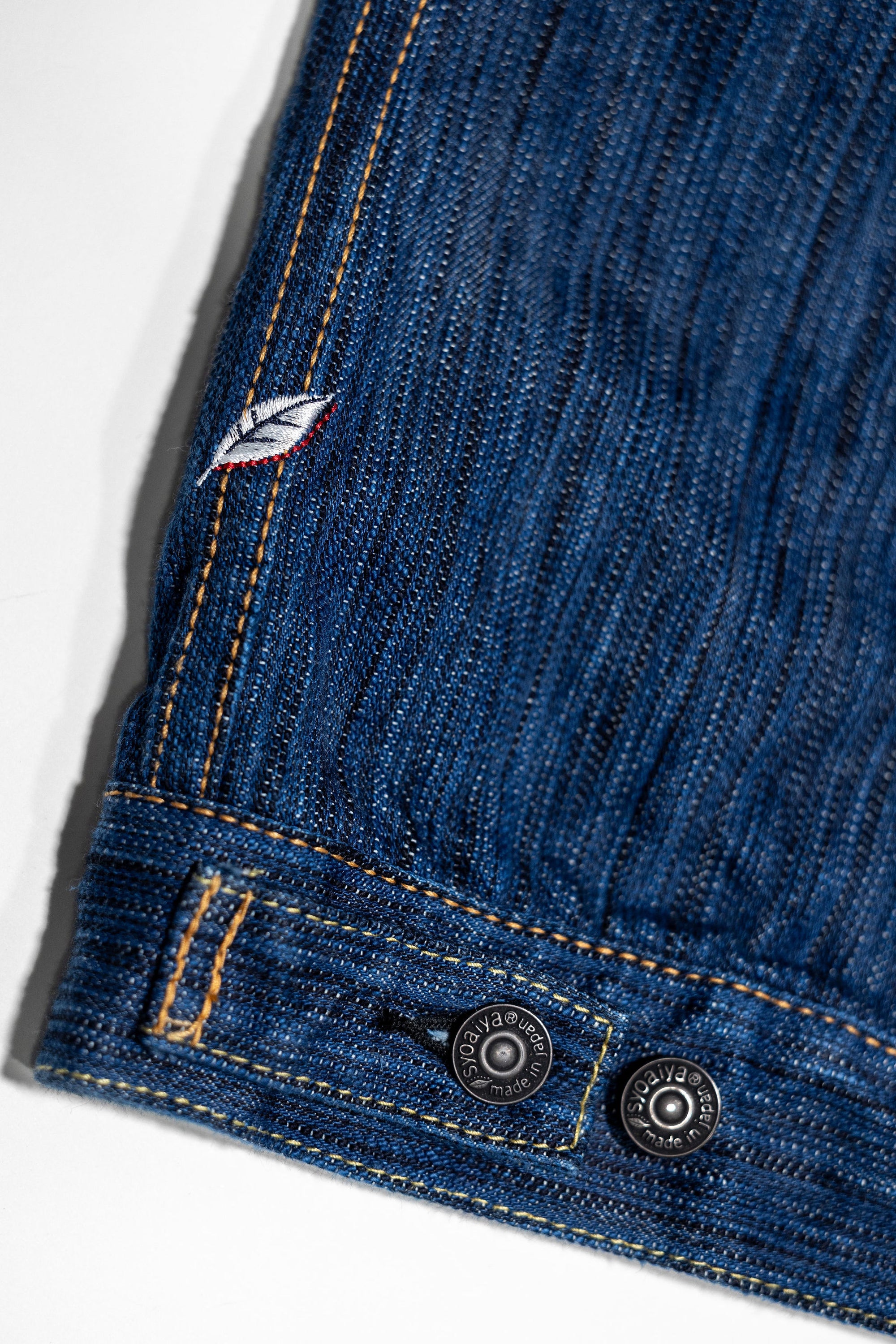 Pure Blue Japan 6225-L Waterfall Denim Type 2 Jacket - Light Indigo. close up of back button detail with logo showing