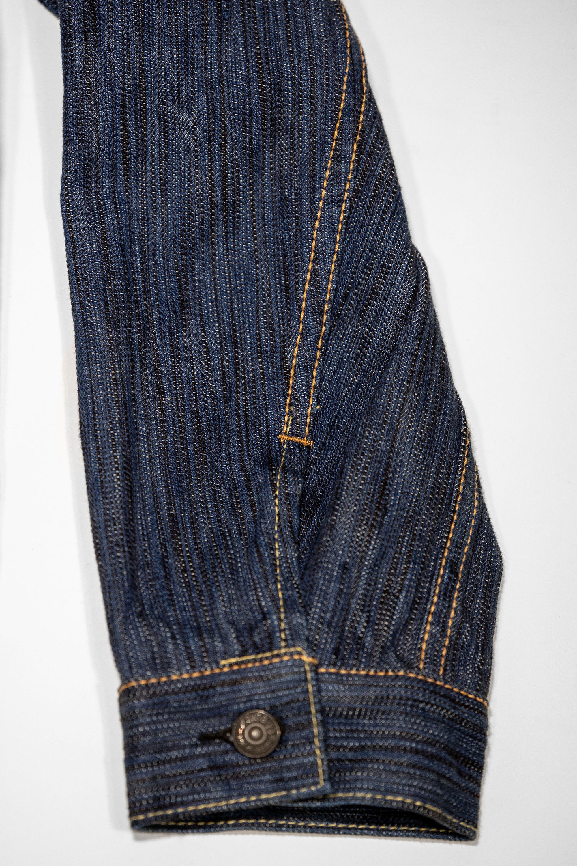 Pure Blue Japan 6226-L 14.5oz Waterfall Denim Type III Jacket - Light Indigo. close up of sleeve detail