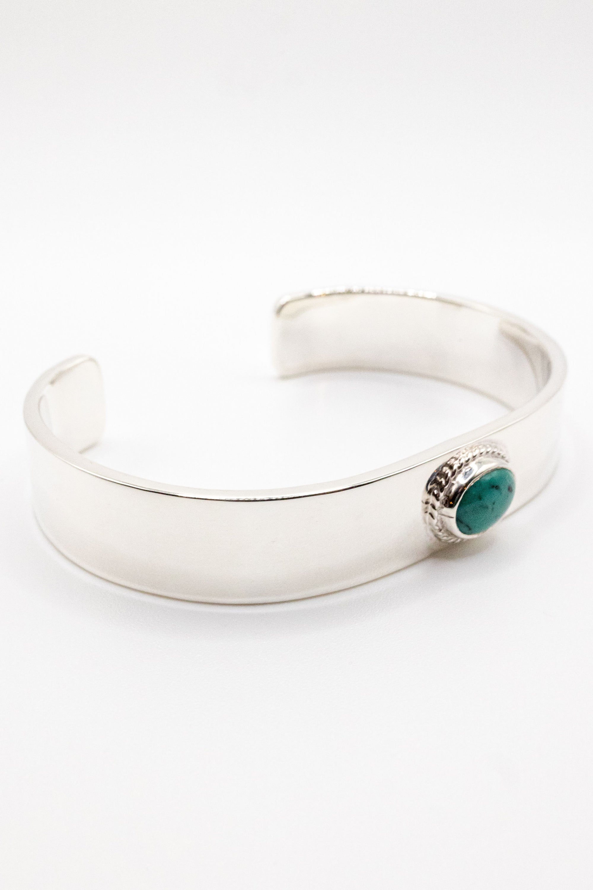 First Arrow's BR-003 Flat Hammered Bangle with Turquoise - 12mm (L)