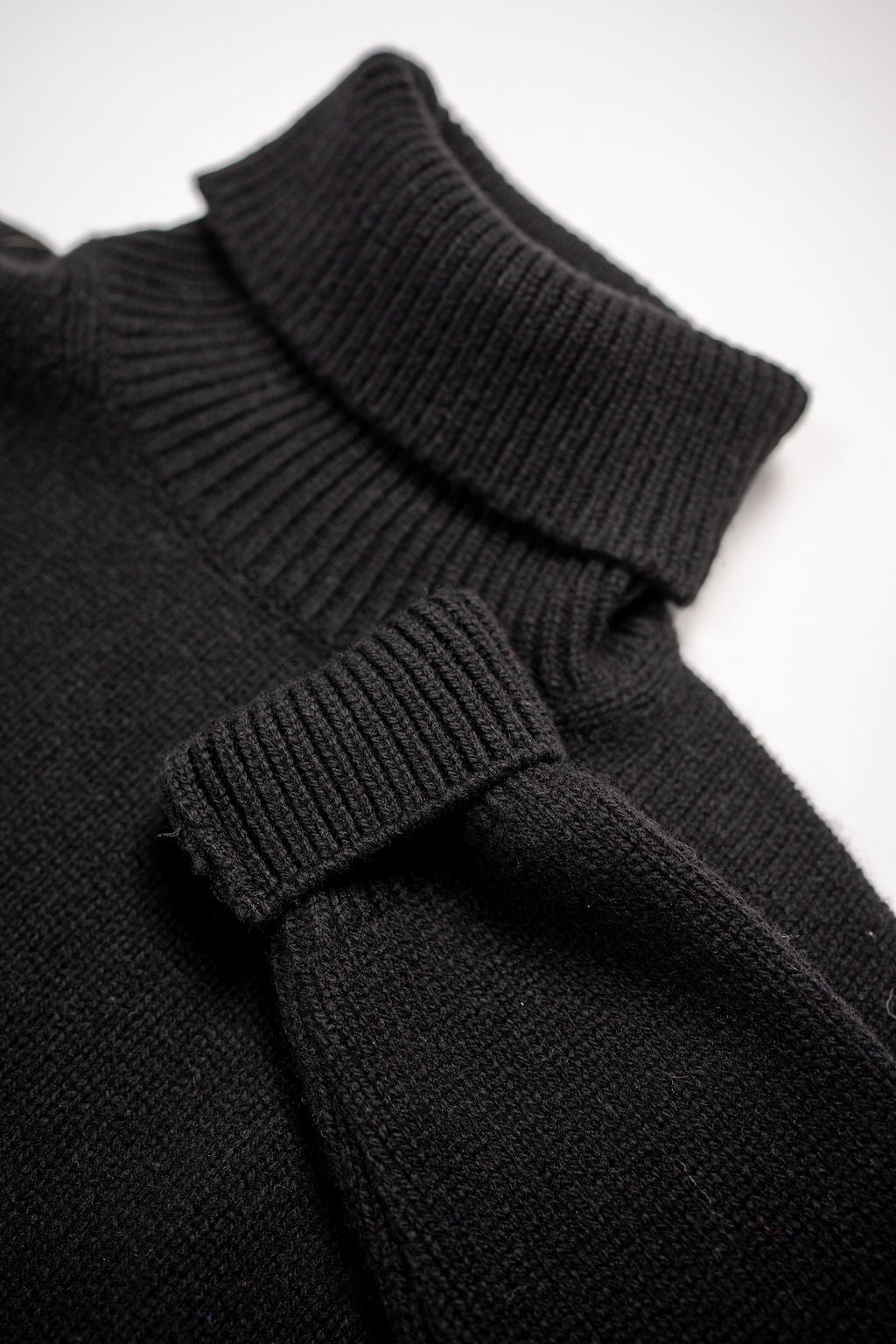 Merz b. Schwanen LOCT01 Turtleneck Pullover Merino Cashmere Blend - Deep Black