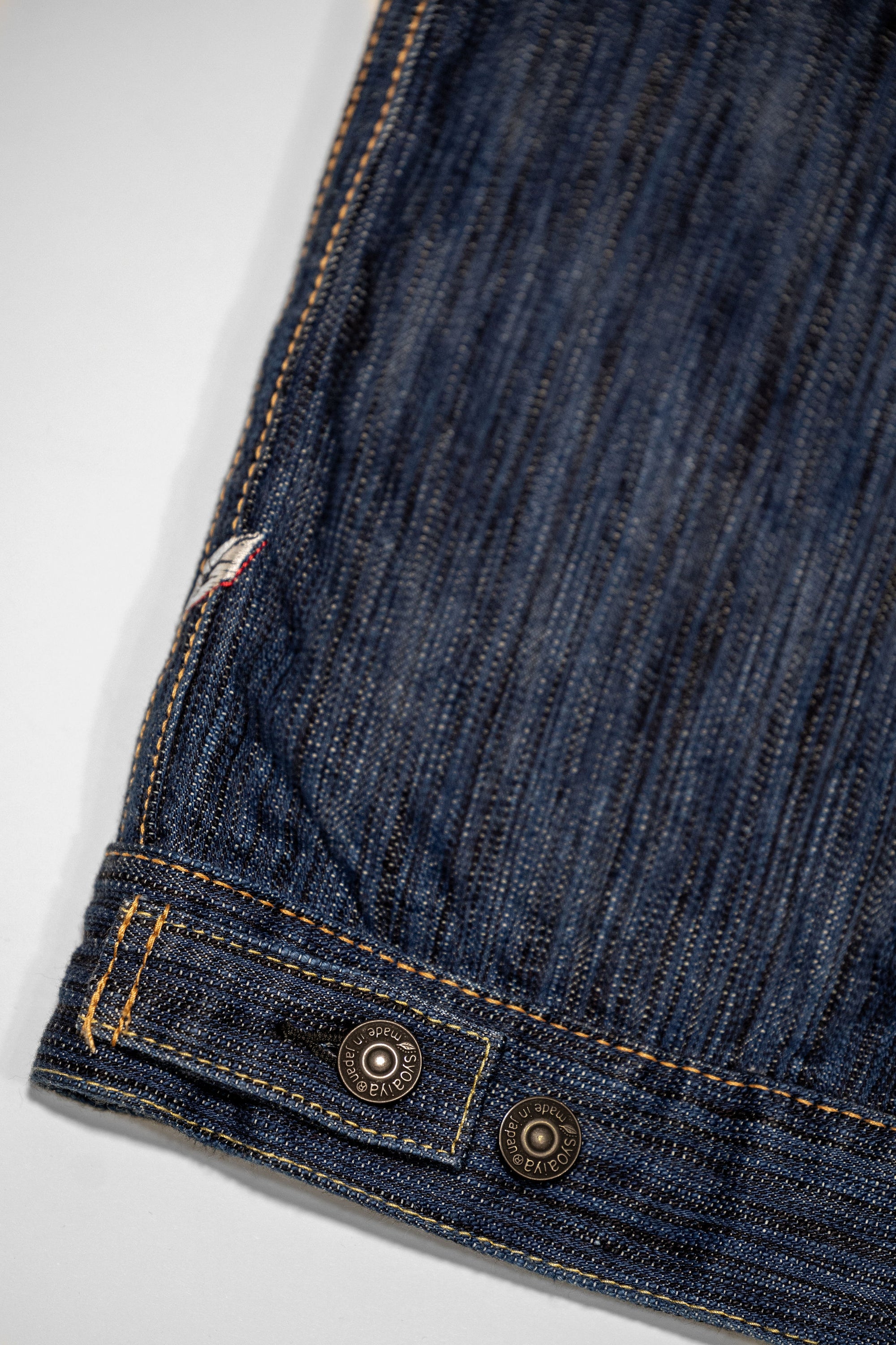 Pure Blue Japan 6226-L 14.5oz Waterfall Denim Type III Jacket - Light Indigo. close up of back buttons
