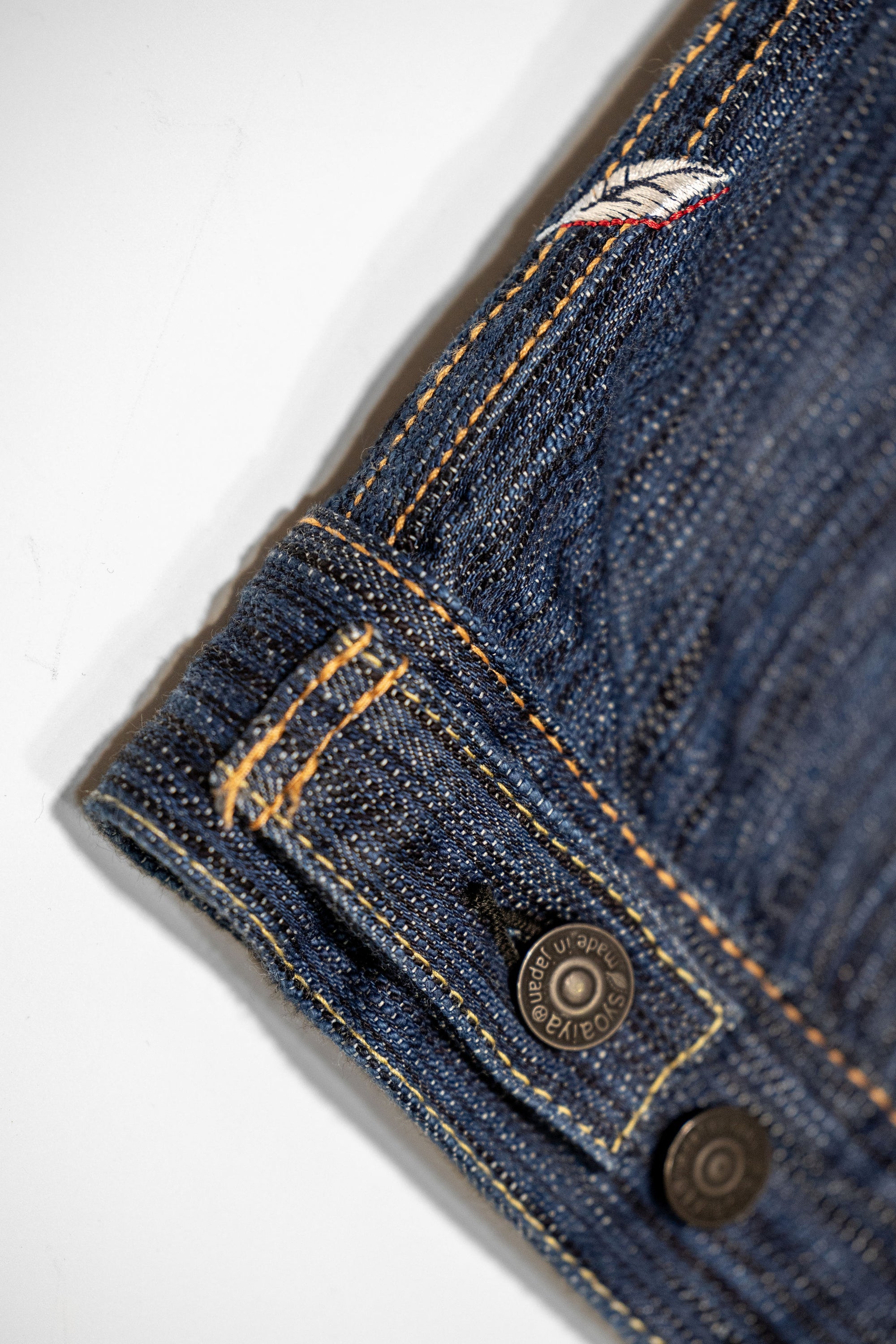 Pure Blue Japan 6226-L 14.5oz Waterfall Denim Type III Jacket - Light Indigo. close up of back buttons