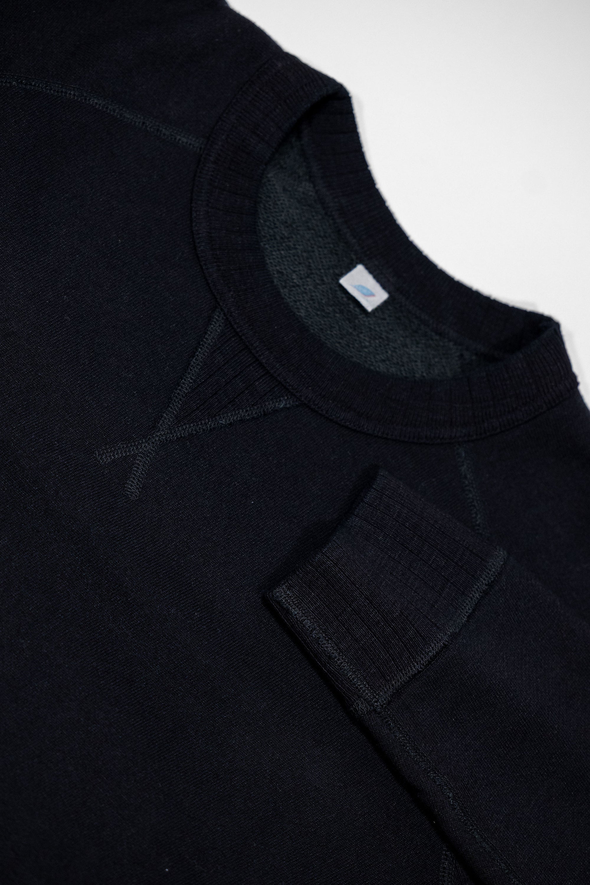 Pure Blue Japan 5409-IDBK Knitted Sweatshirt - Indigo Black. close up of collar and sleeve