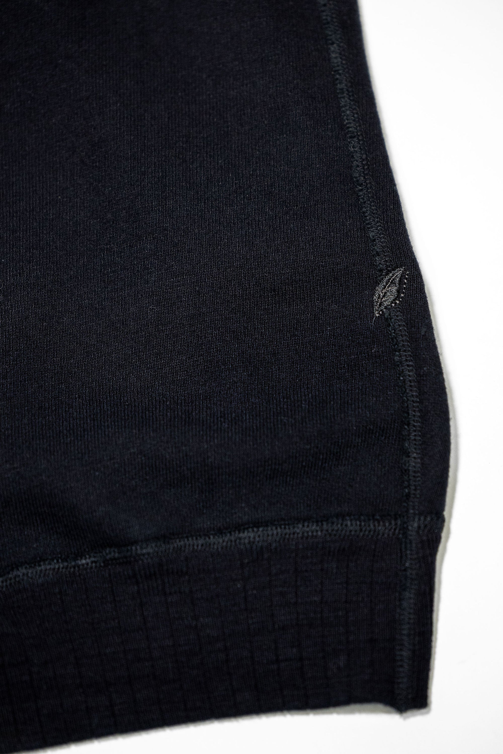 Pure Blue Japan 5410-IDBK Knitted Hoodie - Indigo Black. close up of logo detail