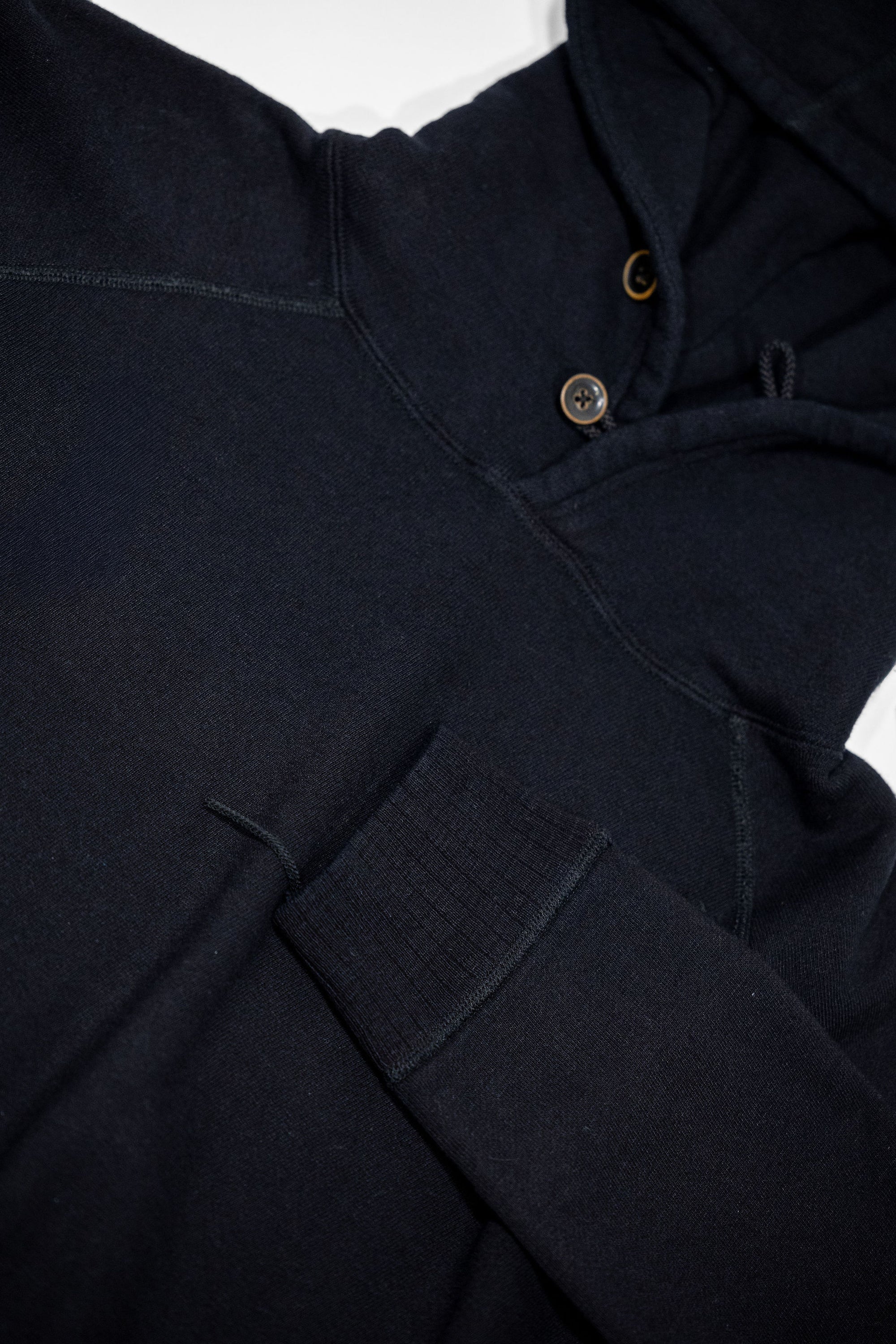 Pure Blue Japan 5410-IDBK Knitted Hoodie - Indigo Black. close up of collar and end of sleeve detail