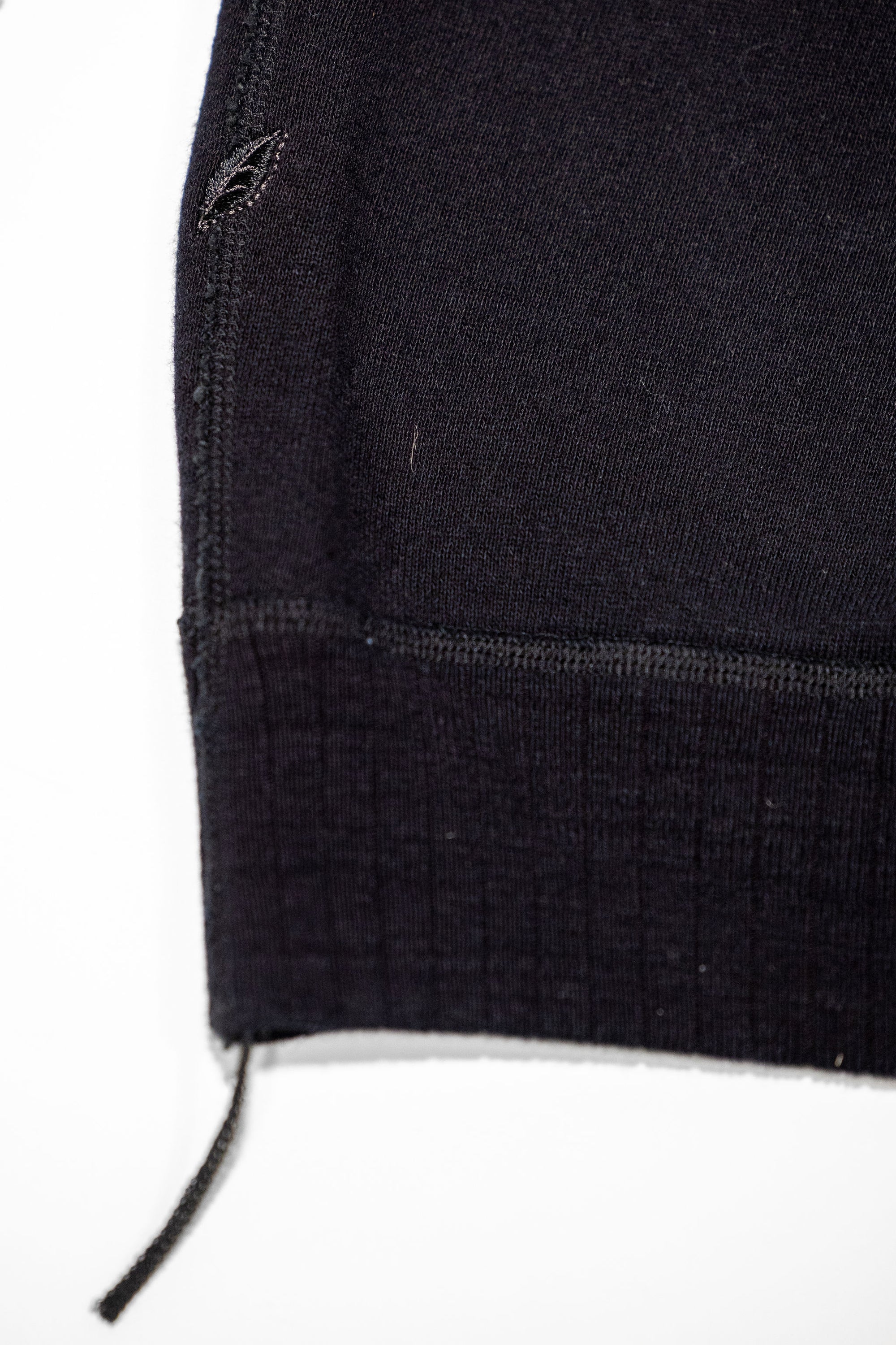 Pure Blue Japan 5410-IDBK Knitted Hoodie - Indigo Black. close up of logo and bottom hem detail