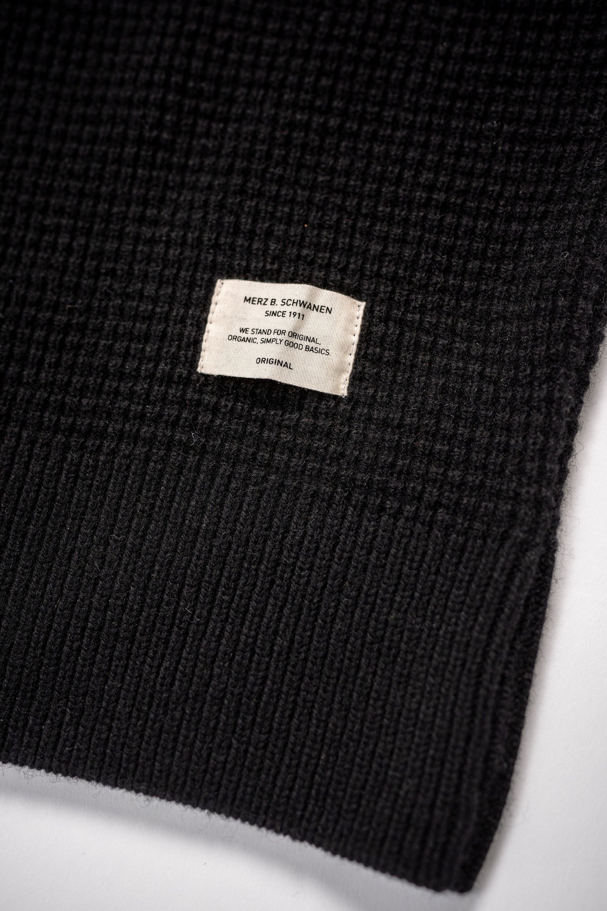 Merz b. Schwanen BLADE02 Merino Wool-Cashmere Waffle Structured Pullover - Deep Black