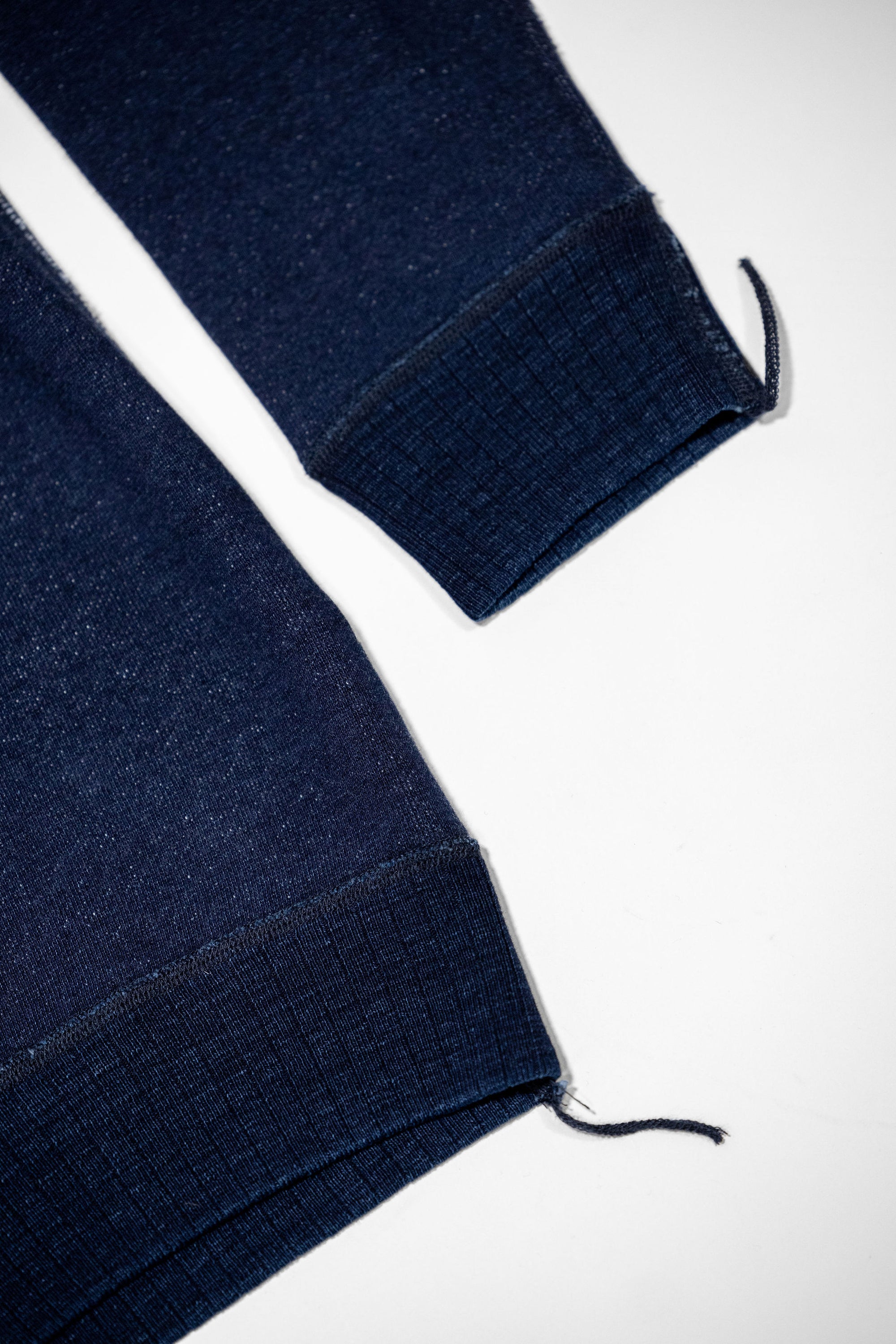 Pure Blue Japan 5410-ID Knitted Hoodie - Indigo. close up of bottom hem and sleeve hem detail
