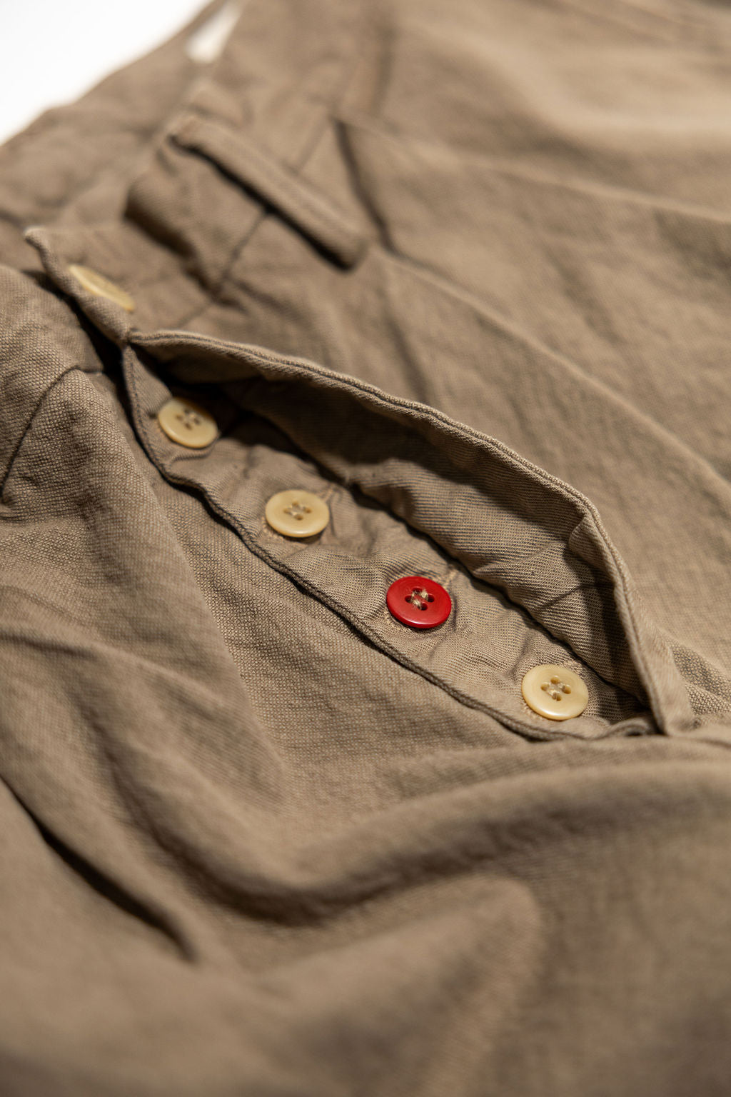 Seuvas Canvas 2-Tuck Shorts - Coffee