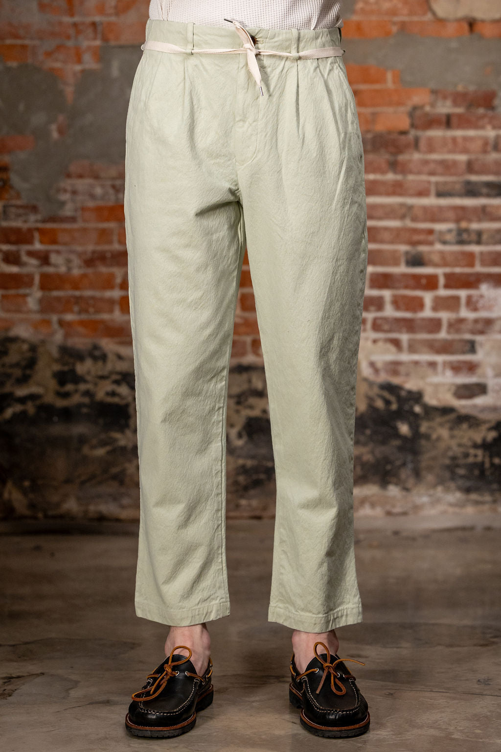 Seuvas Canvas Tapered 2-Tuck Pants (Regular) - Matcha