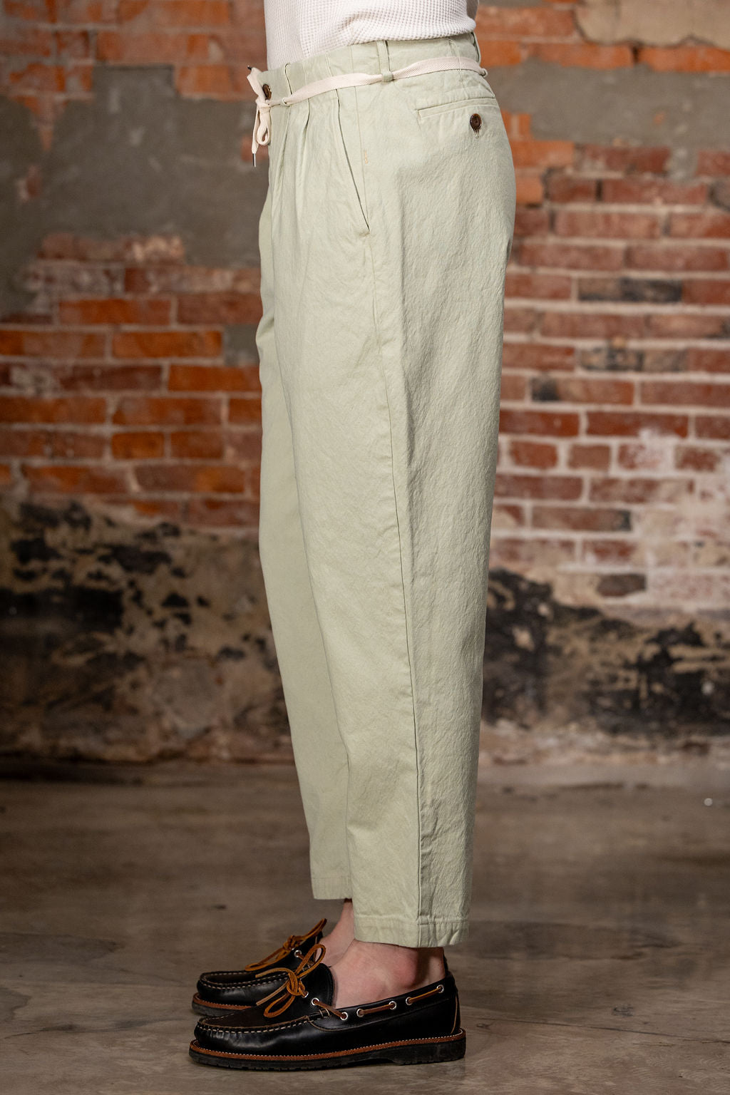 Seuvas Canvas Tapered 2-Tuck Pants (Regular) - Matcha